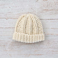 Gorro de lana hueso tejido a punto con canalé y vuelta