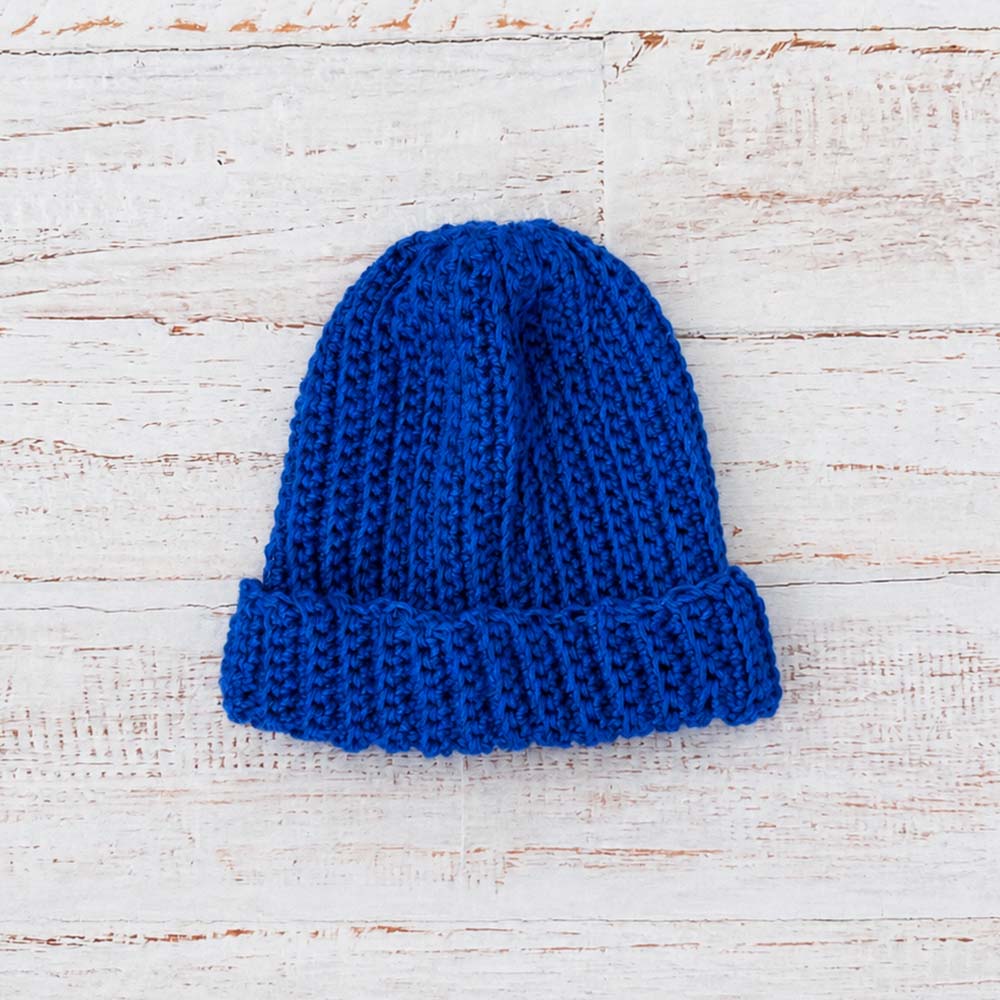 Gorro de lana azul tejido acanalado con vuelta