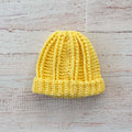 Gorro de lana amarillo tejido, punto acanalado, tipo gorro