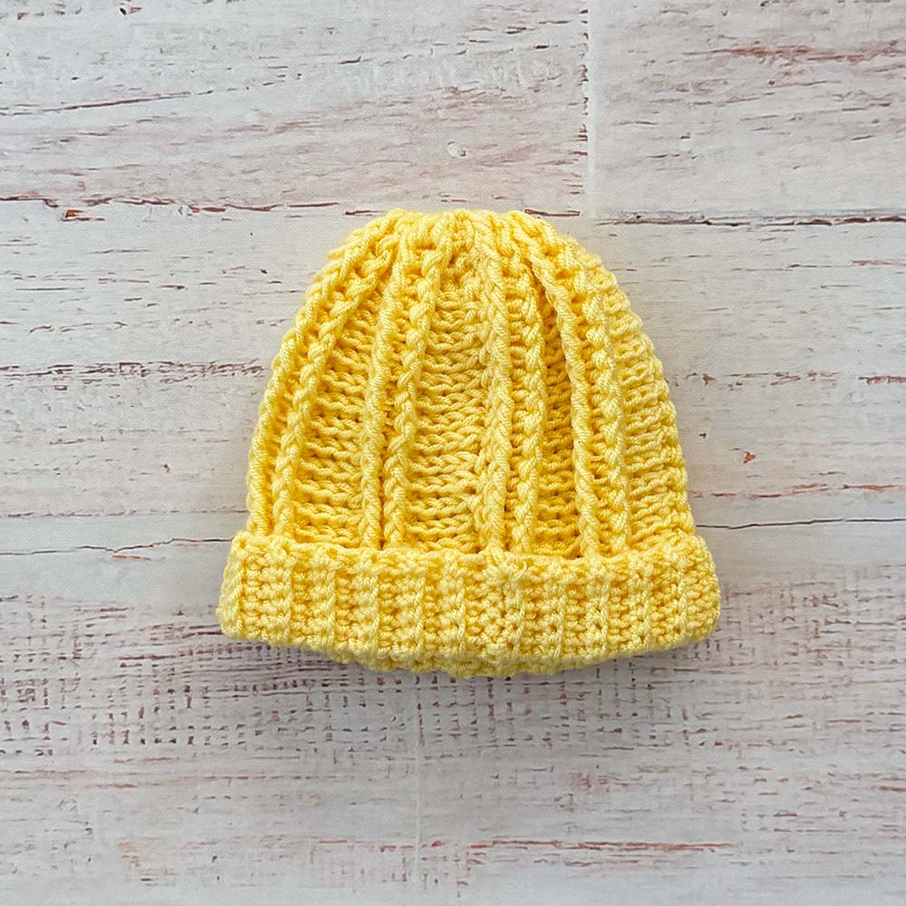 Gorro de lana amarillo tejido, punto acanalado, tipo gorro