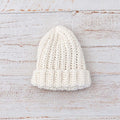 Gorro de lana tejido, color blanco roto, punto acanalado y borde doblado