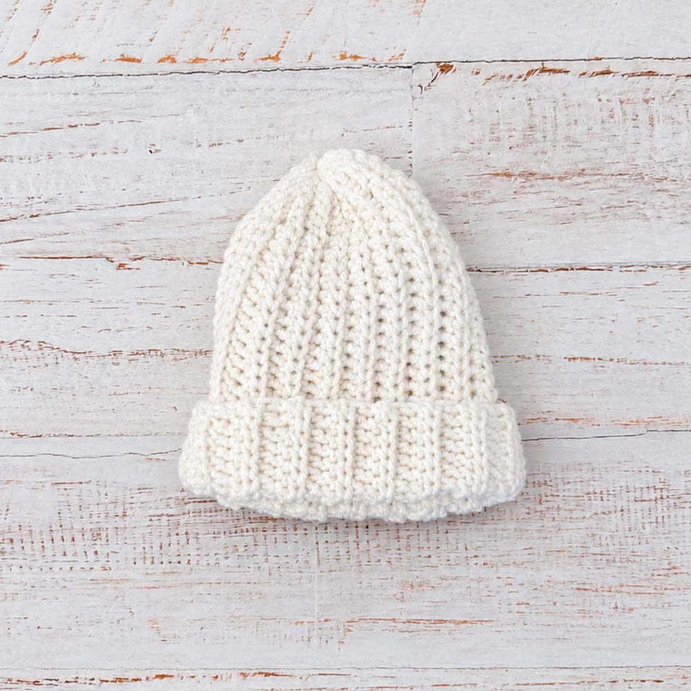 Gorro de lana tejido, color blanco roto, punto acanalado y borde doblado