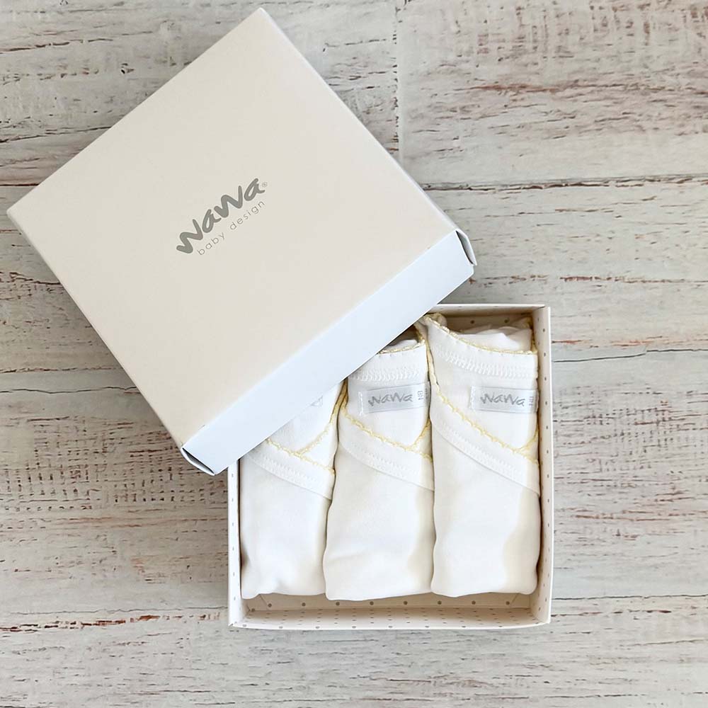 Pack de 3 bodies básicos blancos en caja, con borde picot amarillo