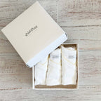 Pack de 3 bodies básicos blancos en caja, con borde picot amarillo