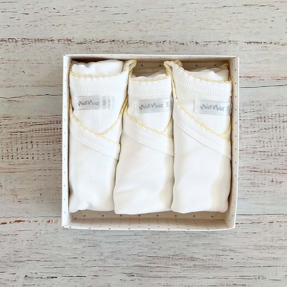 Pack de 3 bodies blancos con borde picot amarillo dentro de caja de regalo