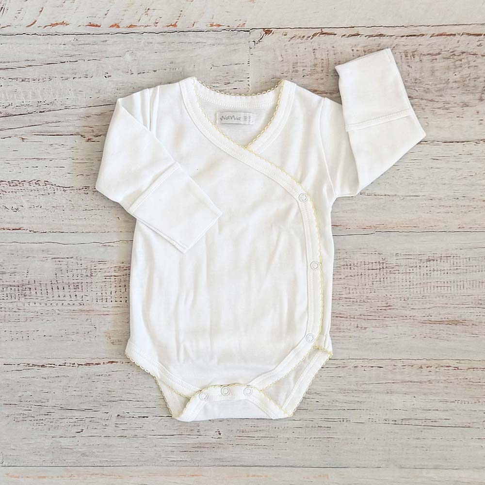 Body básico blanco con cuello redondo y borde picot amarillo; manga larga con puños