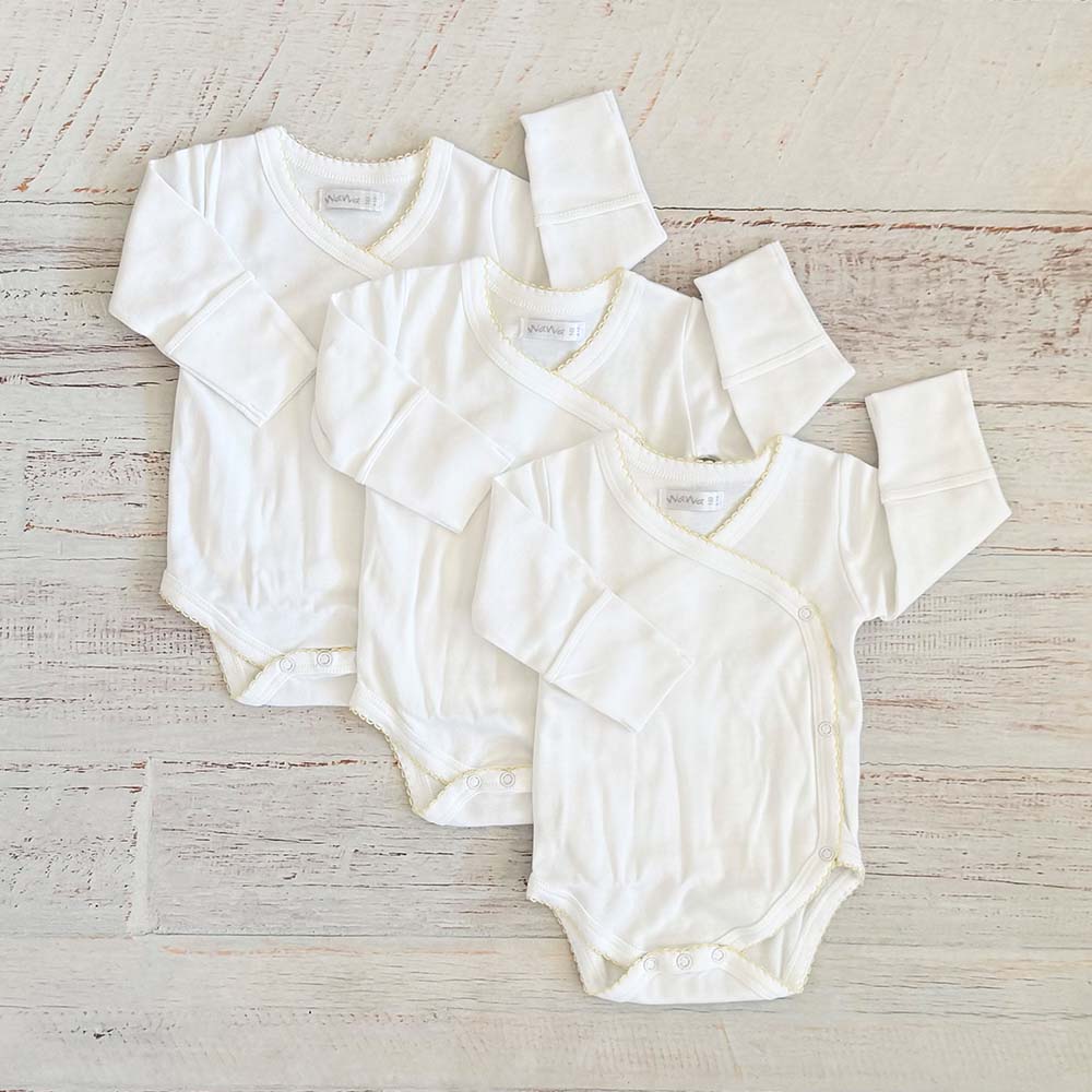 Pack de 3 bodies básicos blancos con mangas largas y borde picot amarillo