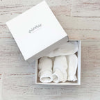 Set de 3 esenciales blancos en caja: gorro, patucos y prenda con forma de corazón