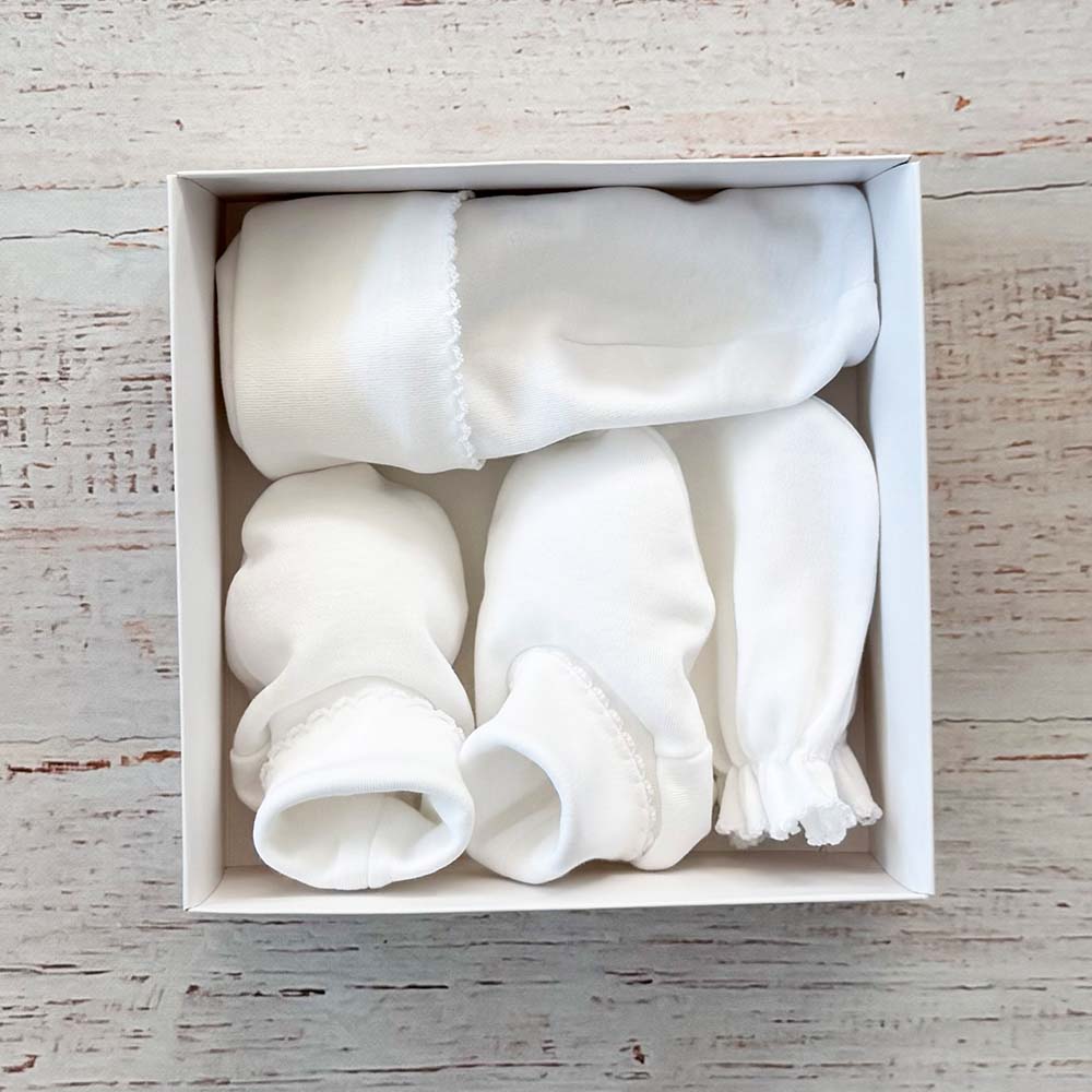 Set de 3 esenciales blancos: gorro, patucos y prenda blanca en forma de corazón