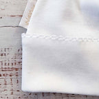 Tela blanca de algodón con borde fruncido y costura decorativa