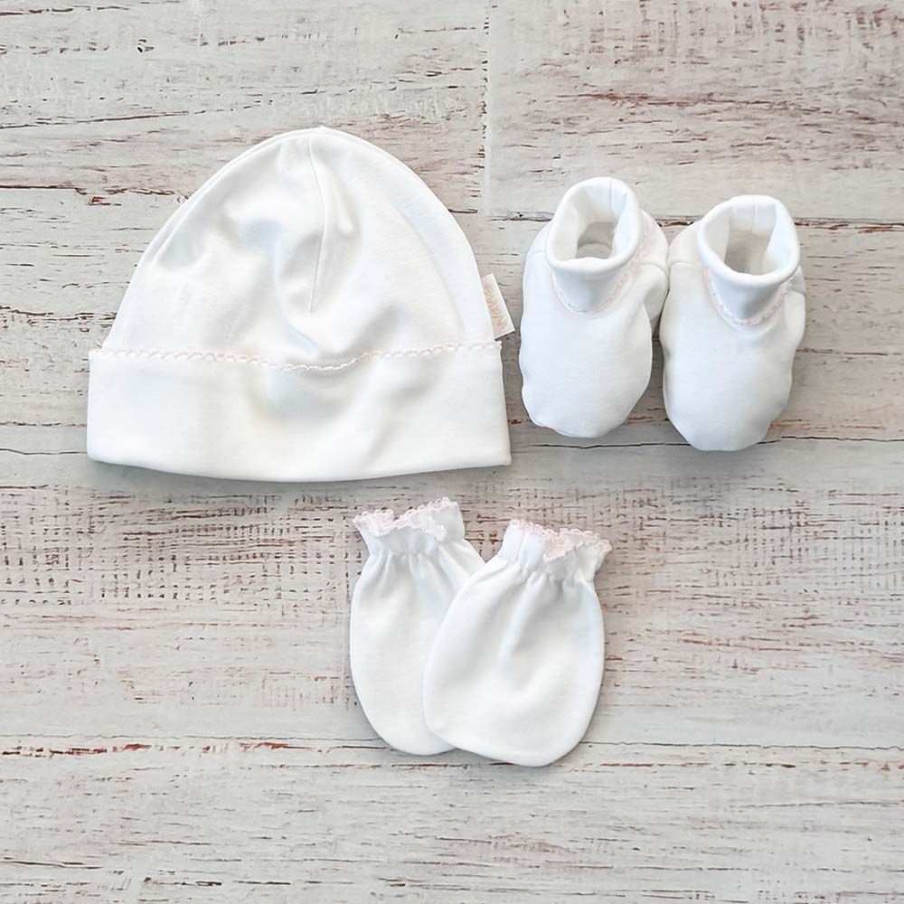 Set de 3 prendas: gorro y patucos blancos, con manoplas a juego