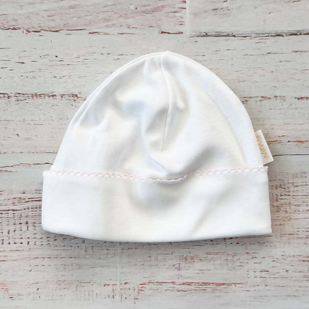 Gorro blanco tejido, dobladillo con puntilla rosa y costura central