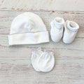 Conjunto de bebé: gorro, patucos y manoplas blancas con ribete decorativo