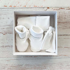 Conjunto de bebé: gorro y patucos blancos con manoplas a juego