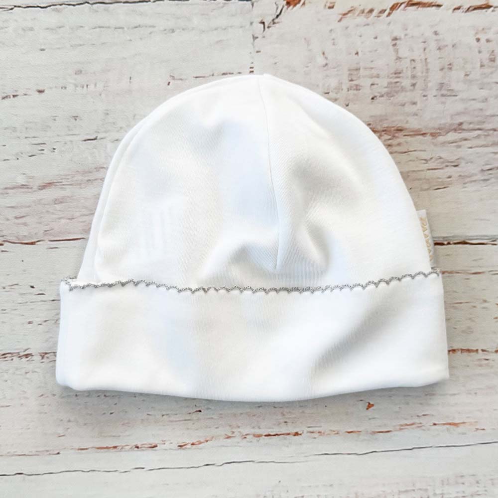 Gorro de bebé blanco con borde ondulado y costura al centro