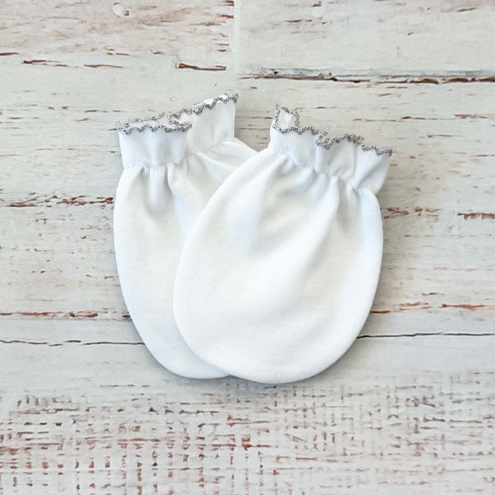 Manoplas de bebé blancas con borde ondulado y costura fruncida