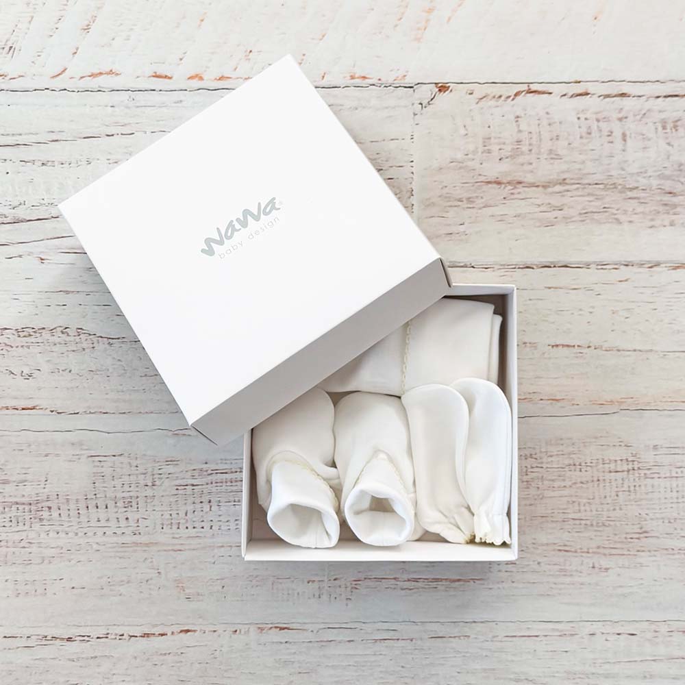 Set de tres prendas blancas en caja: gorro, patucos y manoplas