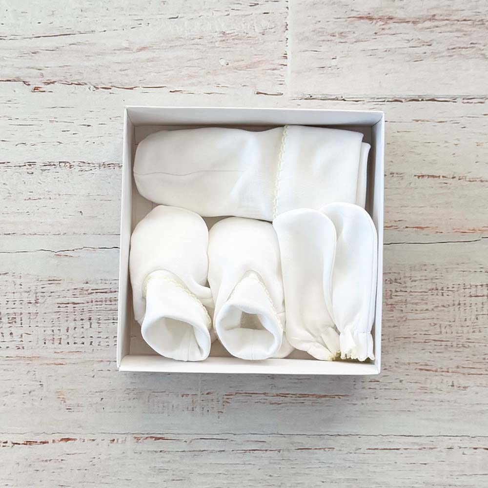 Conjunto blanco de recién nacido en caja: gorro, patucos y manoplas a juego