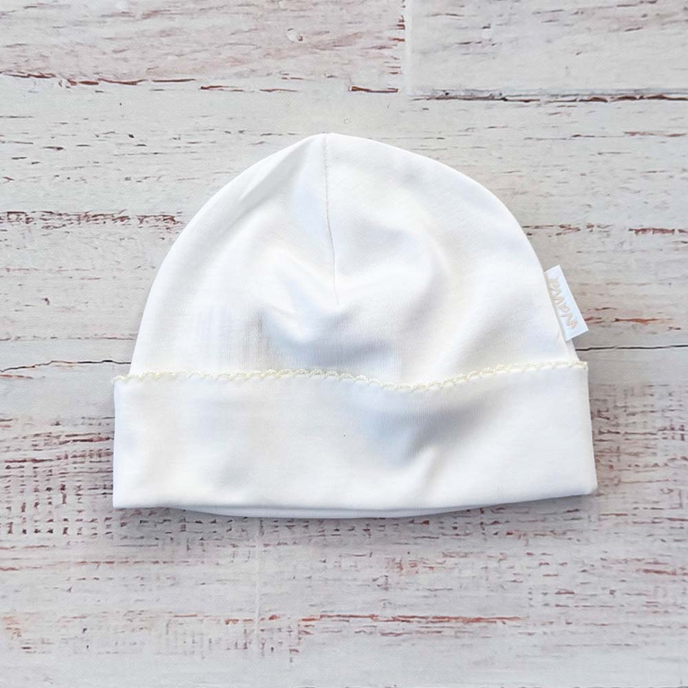 Gorro blanco para recién nacido con borde fruncido y etiqueta interior