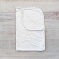 Manta blanca con ribete picot rosado y costuras decorativas