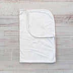 Manta blanca con ribete picot rosado y costuras decorativas