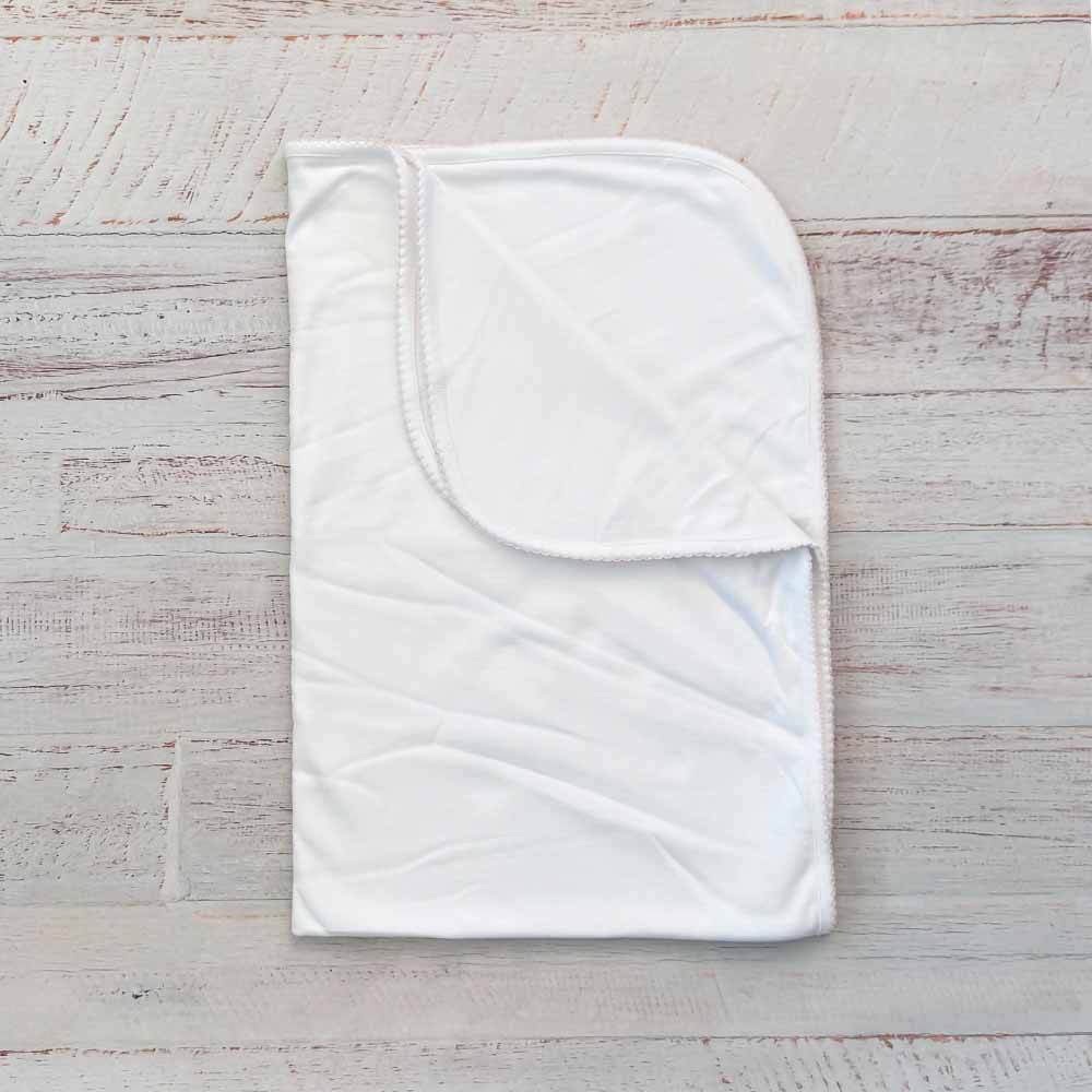 Manta blanca con ribete picot rosado y costuras decorativas