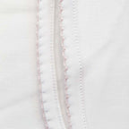 Manta blanca con borde picot rosado, vista lateral con pespunte