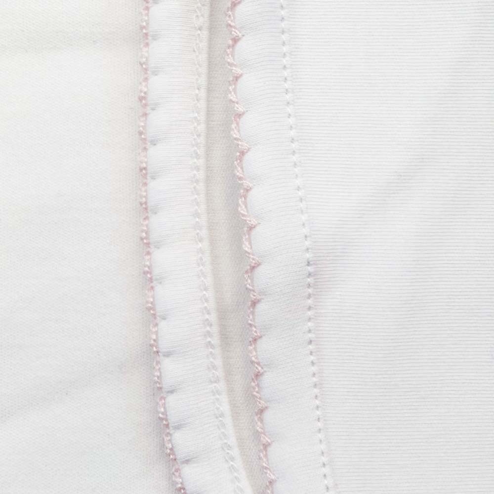 Manta blanca con borde picot rosado, vista lateral con pespunte