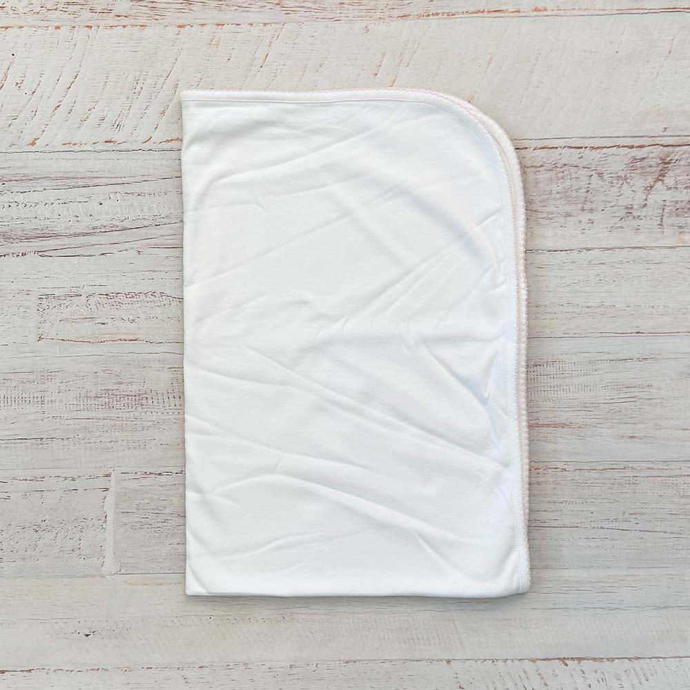 Manta blanca con ribete picot rosado, manta plegada