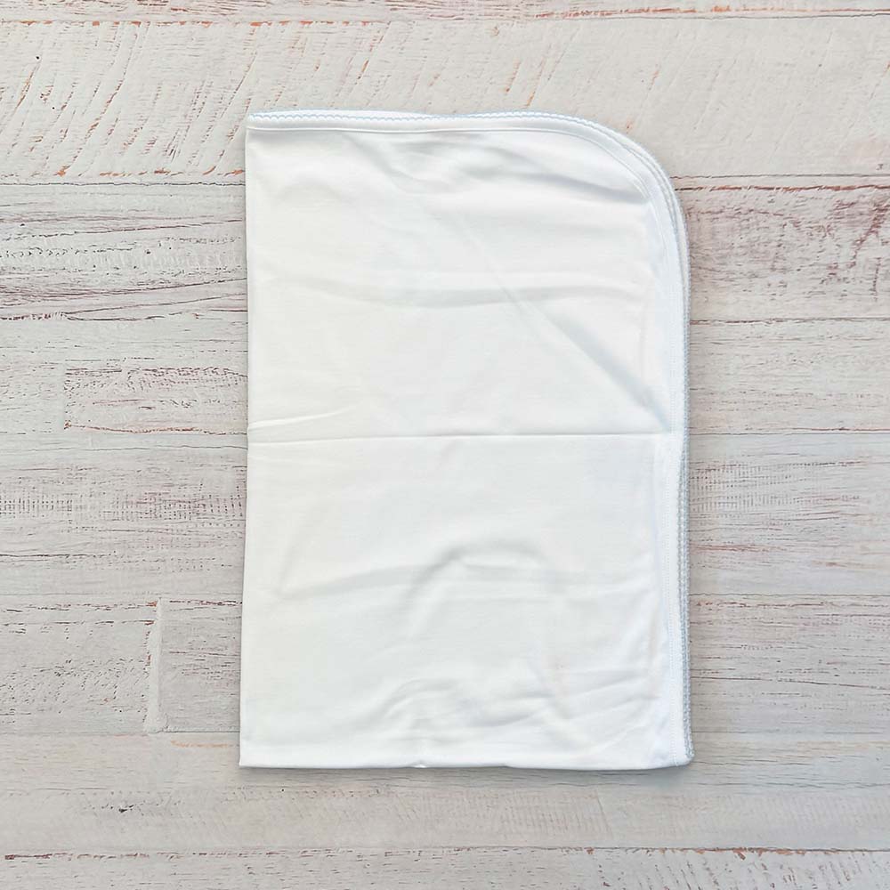 Manta para bebé blanca con borde celeste y costuras al contorno