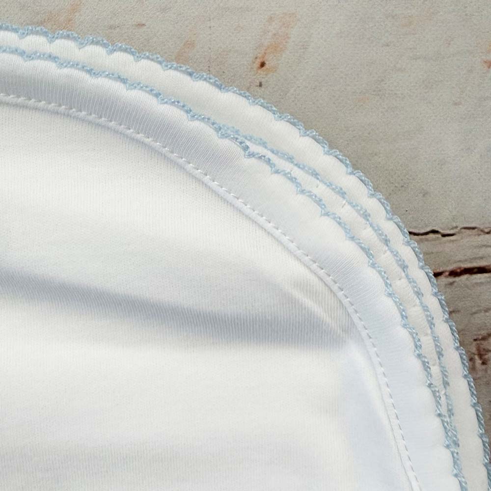 Detalle del borde celeste con puntilla picot y costura decorativa