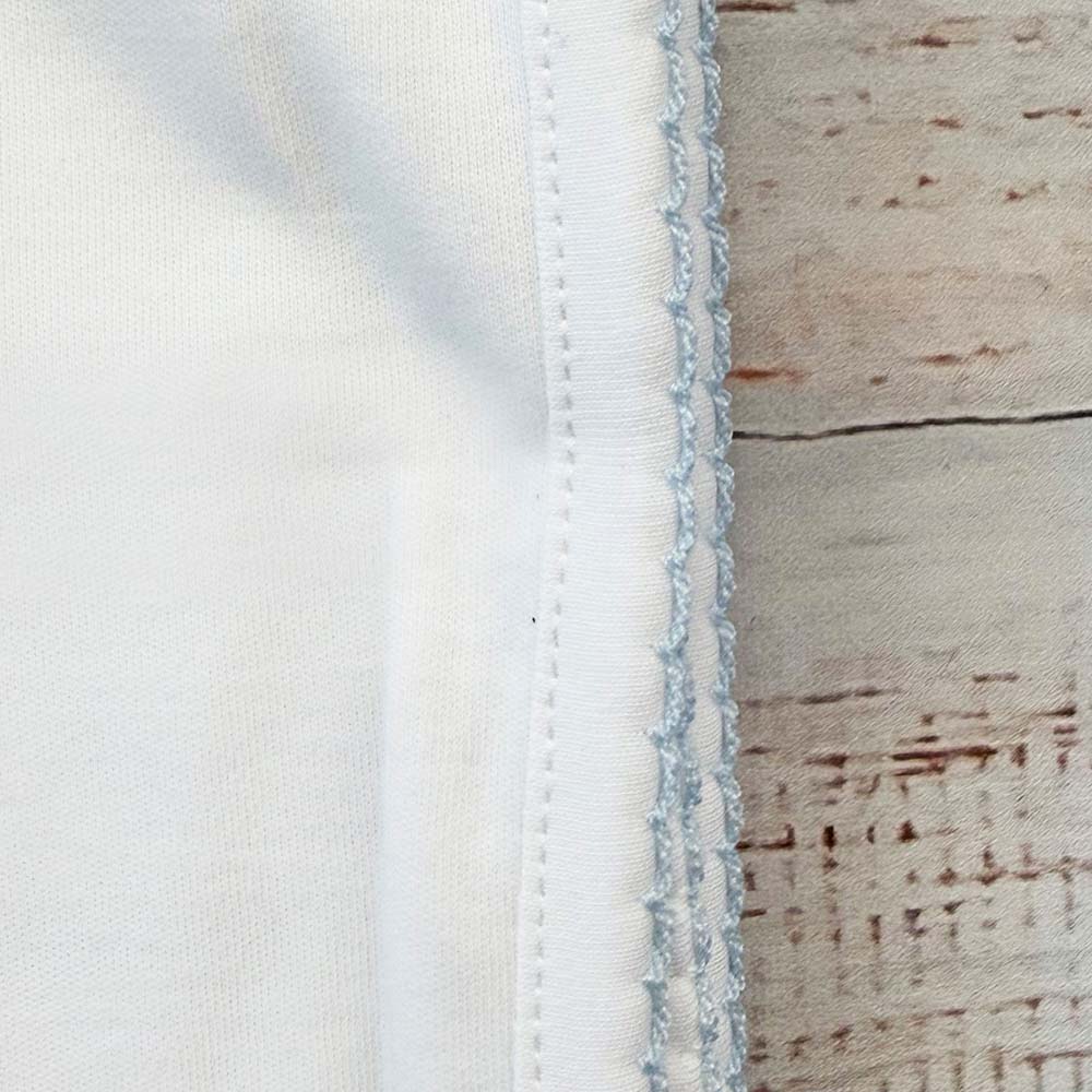 Borde de manta para bebé con costura doble y puntilla celeste picot