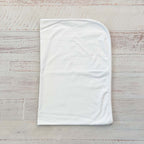 Manta blanca con borde de picot y esquinas redondeadas