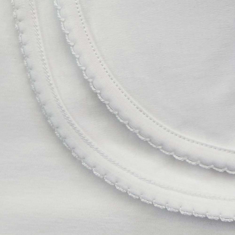 Borde de picot en tela blanca con puntadas decorativas