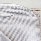 Detalle de manta jacquard de cuadros, tejido fino con borde cosido