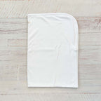 Manta jacquard blanca con borde fruncido y parte trasera lisa