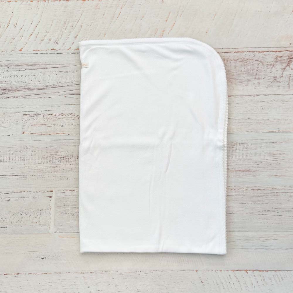 Manta jacquard blanca con borde fruncido y parte trasera lisa