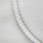 Costura y borde fruncido de la manta jacquard blanca