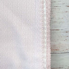 Detalle del tejido jacquard rosado con ribete y pespunte