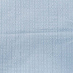 Manta jacquard celeste con patrón en relieve repetido, vista del tejido