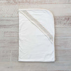 Manta smock beige rectangular con ribete cruzado y costuras decorativas
