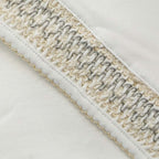 Manta smock beige: detalle del tejido fruncido y borde con puntada decorativa