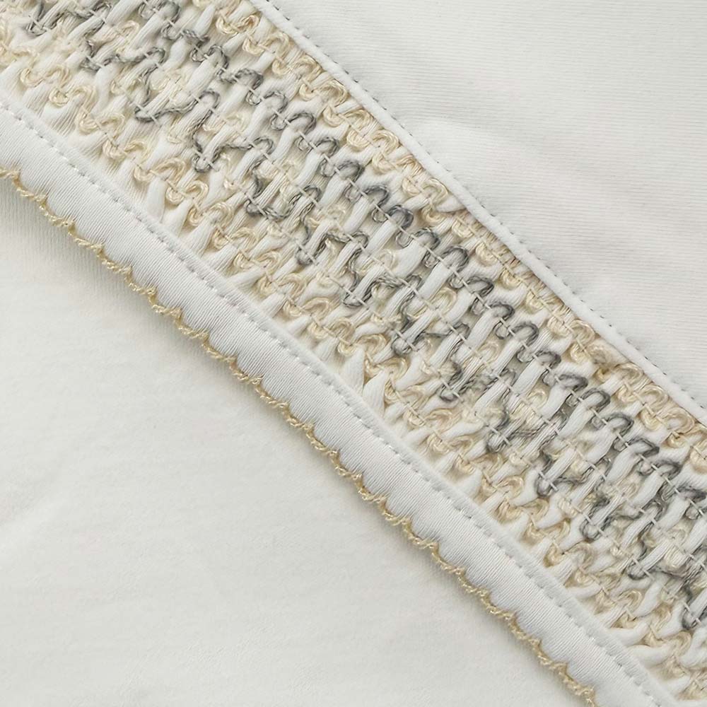 Manta smock beige: detalle del tejido fruncido y borde con puntada decorativa