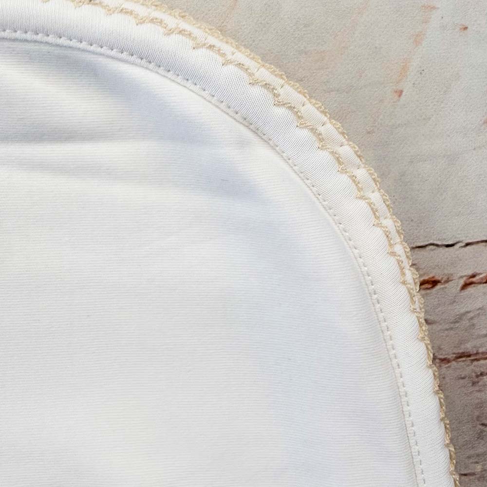 Manta smock beige: vista del borde con costura y terminación ondulada