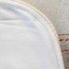 Manta smock beige: vista del borde con costura y terminación ondulada