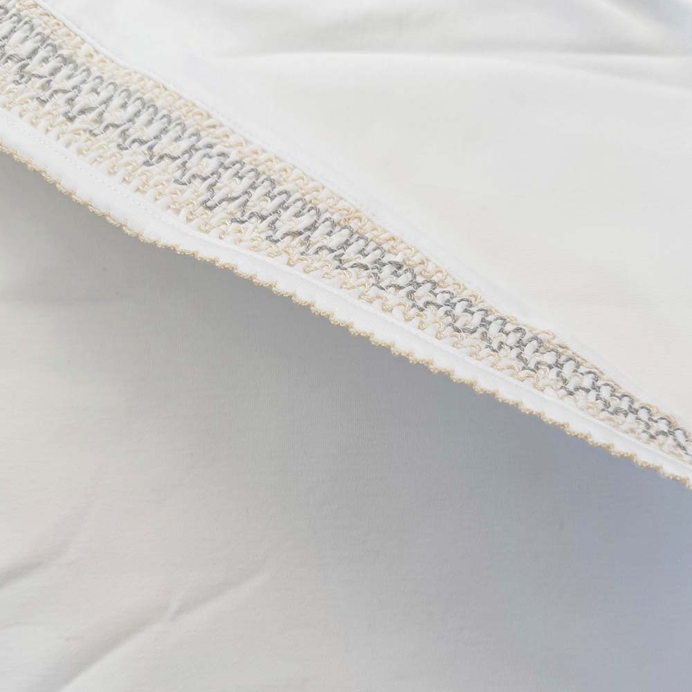 Manta smock beige: franja fruncida con dobladillo y ribete con hilo dorado