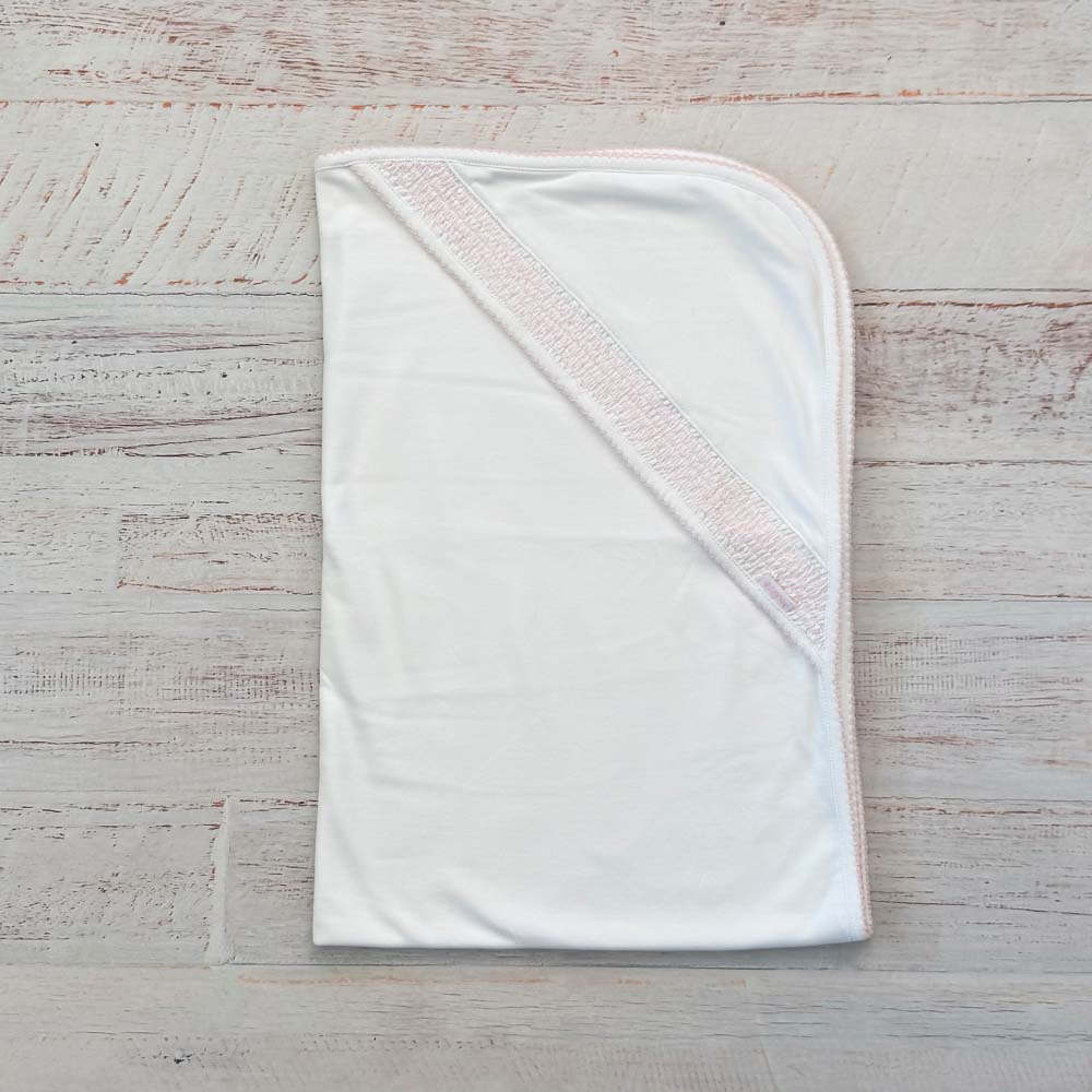 Manta blanca con ribete rosado y panel triangular en puntada tipo smock