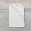 Manta blanca con ribete rosado y panel triangular en puntada tipo smock