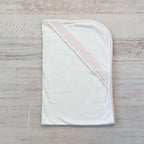 Manta blanca con ribete rosado y panel triangular en puntada tipo smock