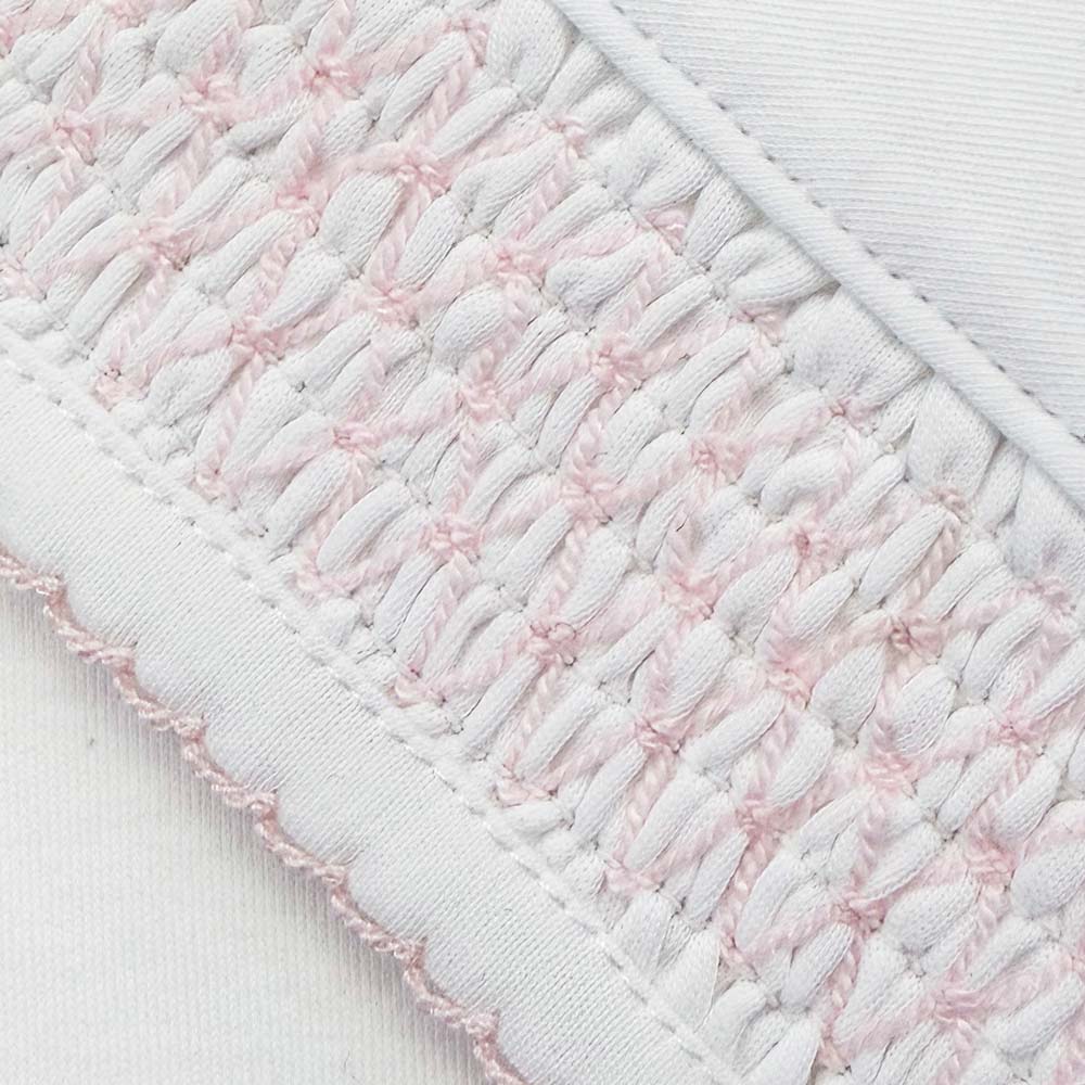 Panel smock con relieve y pequeñas rayas rosadas sobre base blanca